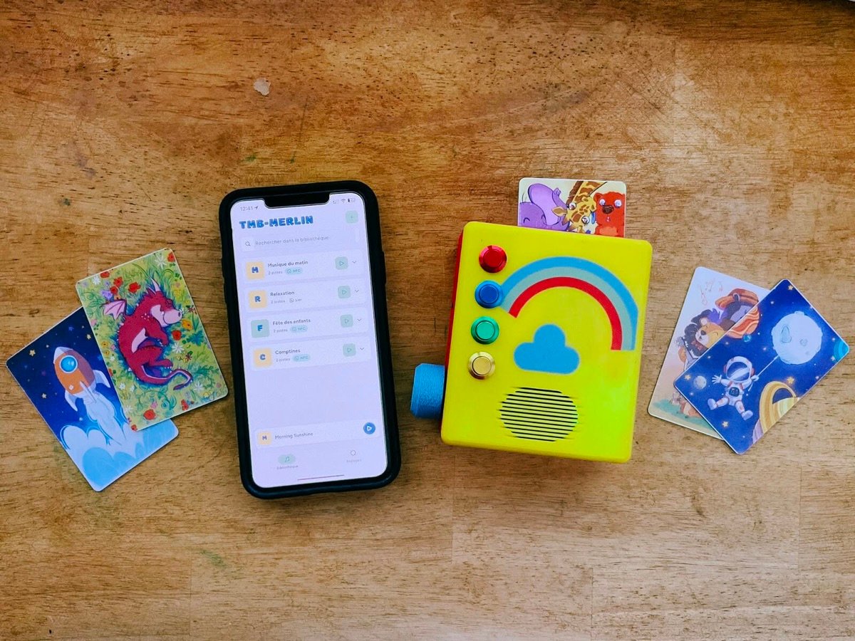 Le Prototype V4 sur une table, avec l'app sur un téléphone et des cartes illustrées